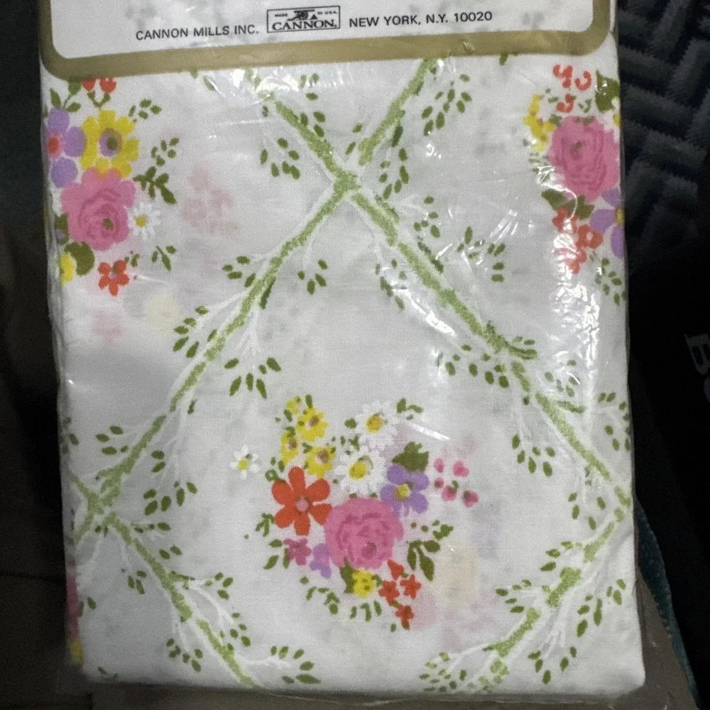 Cannon Monticello Two Pillowcases No Iron Regular Size NOS Vintage Floral Flower